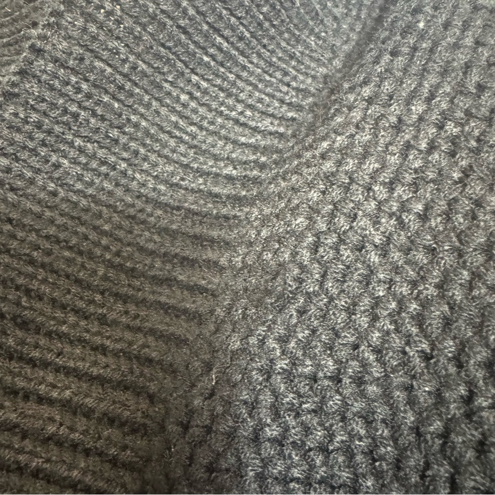 Grey open weave crochet infinity scarf w fringe by 2 Chic EUC - Picture 5 of 10